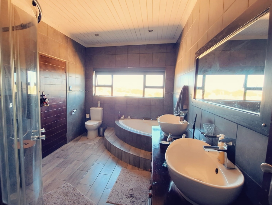 5 Bedroom Property for Sale in Stilbaai Oos Western Cape